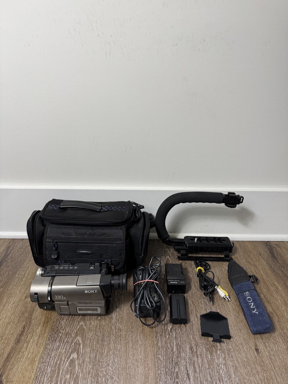 TAPELESS Sony NightVision CCD-TRV43 Hi8 Camcorder Bundle - Tested & Working